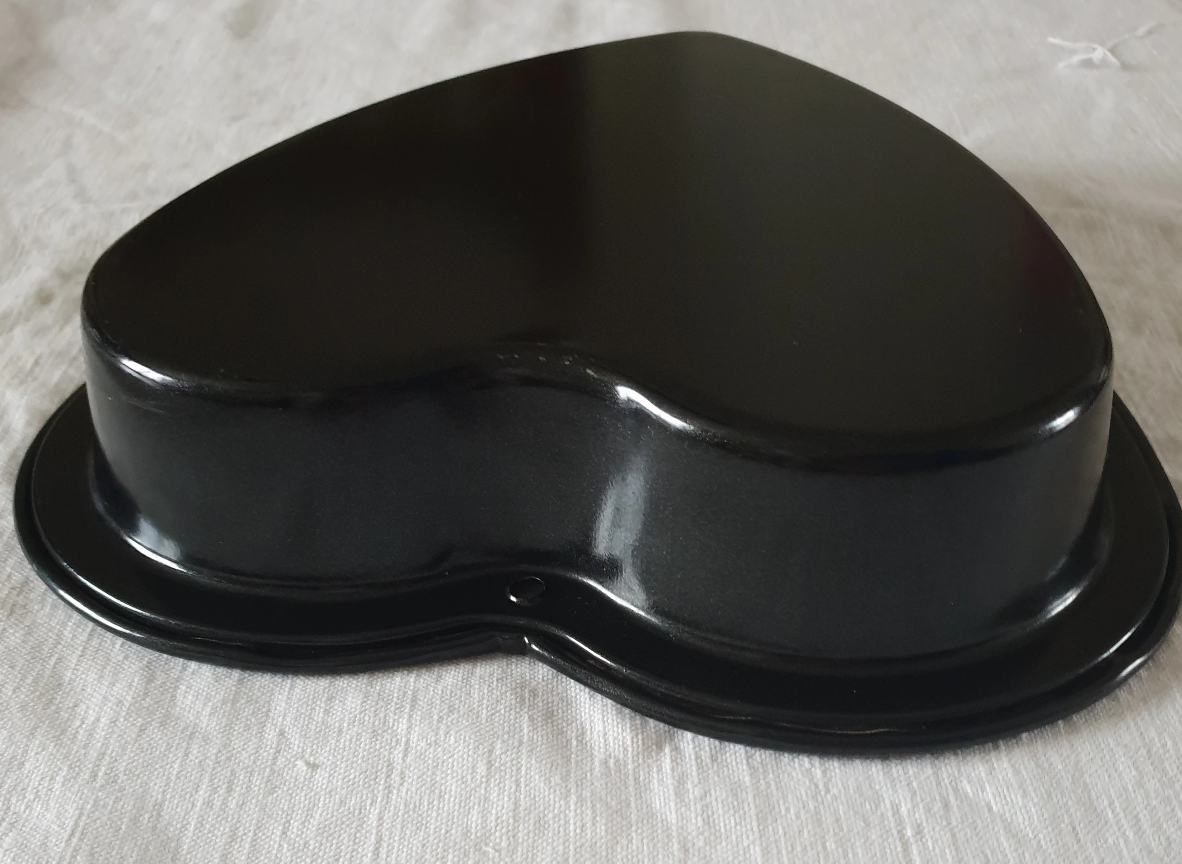Black Heart-Shaped Cake Mold – photo 3